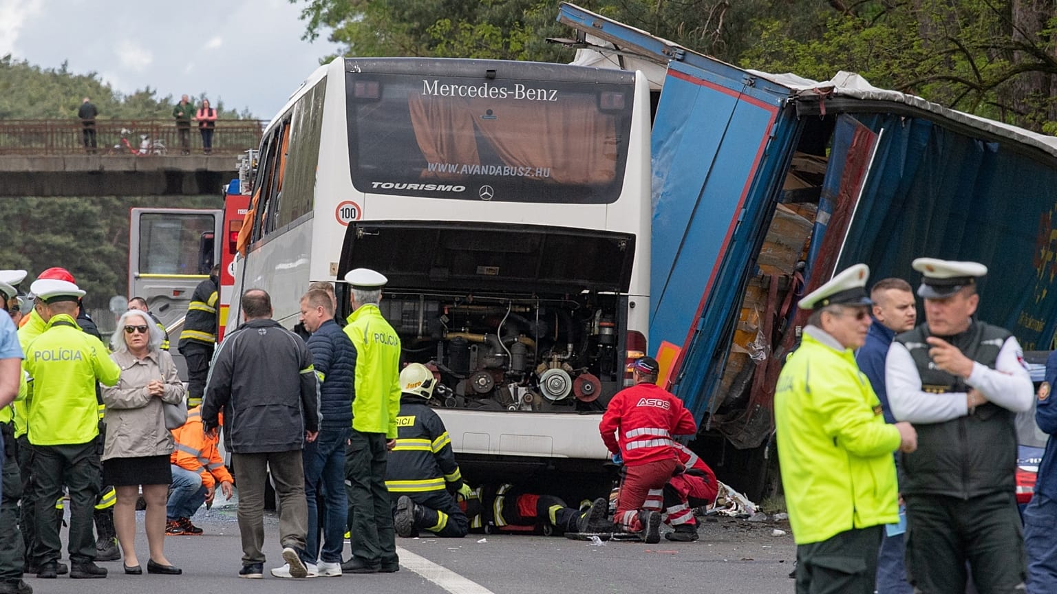 Rendőrök és mentősök a szlovákiai Jókút közelében, a baleset helyszínén