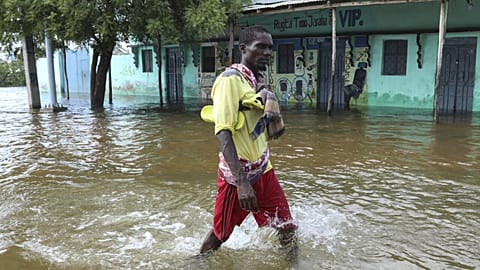 Un habitant de la ville de Beledweyne, dans le centre la Somalie, touchée par des inondations, le 13 mai 2023