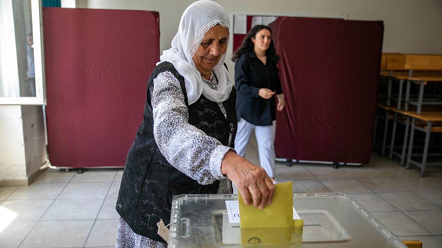 Eine türkische Frau wirft ihren Wahlzettel in eine Urne ein