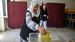 Eine türkische Frau wirft ihren Wahlzettel in eine Urne ein