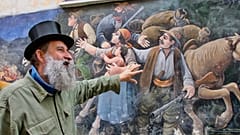 Giovanni Casale erklärt eines der Hunderte von Wandgemälden in Valogno 