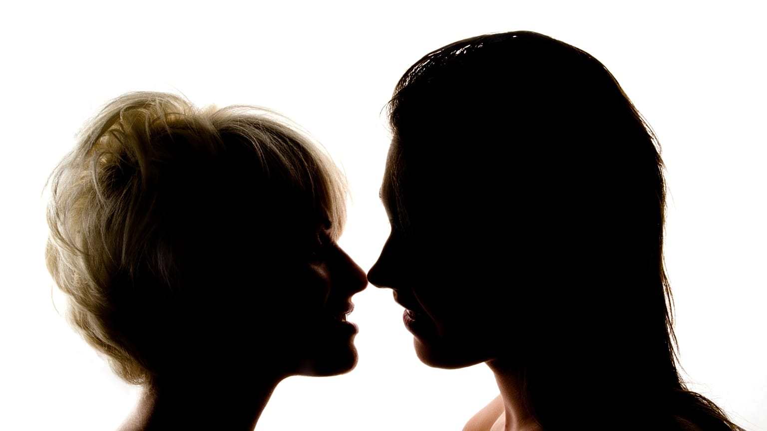Dos personas dándose un beso.