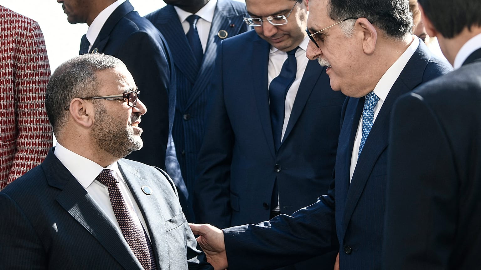 خالد المشري، رئيس المجلس الأعلى للدولة الليبية يصافح رئيس الوزراء خالد السراج 