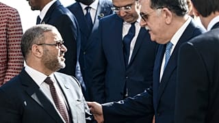 خالد المشري، رئيس المجلس الأعلى للدولة الليبية يصافح رئيس الوزراء خالد السراج 