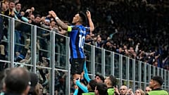 Lautaro Martinez hatte nach seinem Siegtreffer allen Grund, sich von den Fans feiern zu lassen.