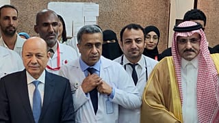السفير السعودي لدى اليمن محمد آل جابر خلال زيارته إلى عدن