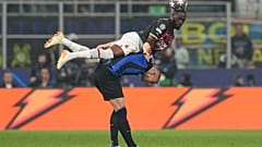 Az Inter Milan játékosa, Edin Dzeko és az AC Milan focistája, Fikayo Tomori a BL-elődöntőben
