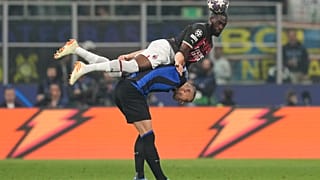 Az Inter Milan játékosa, Edin Dzeko és az AC Milan focistája, Fikayo Tomori a BL-elődöntőben