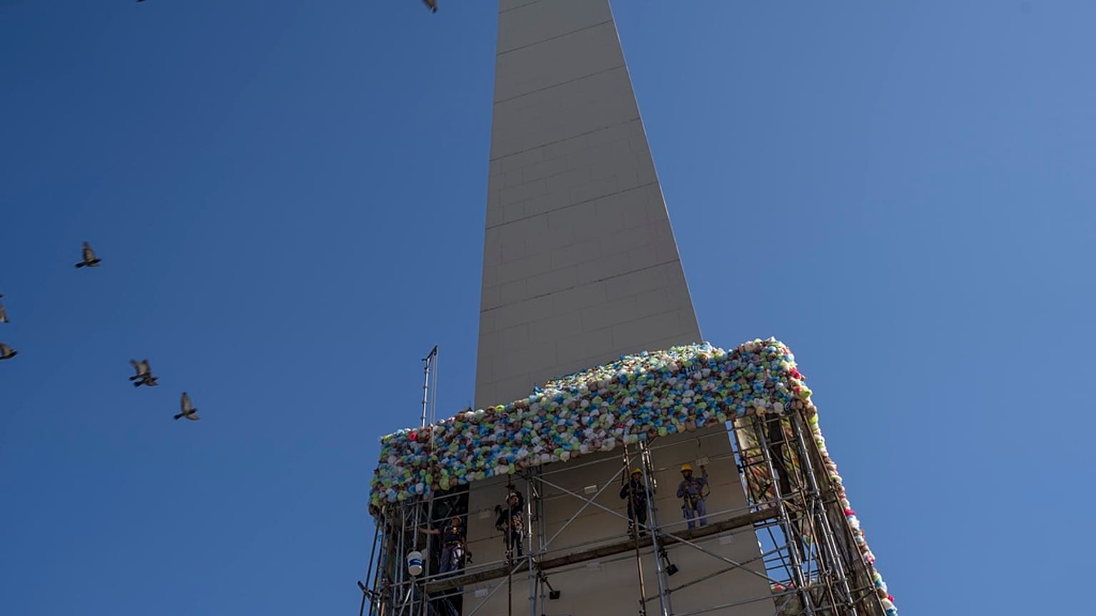 Der Sockel des Obelisks in Buenos Aires wird mit Plastiktüten umhüllt