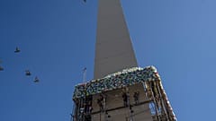 Der Sockel des Obelisks in Buenos Aires wird mit Plastiktüten umhüllt