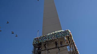 Der Sockel des Obelisks in Buenos Aires wird mit Plastiktüten umhüllt