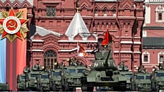 Tanques circulan en Moscú durante el desfile militar por el Día de la Victoria. 