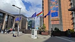 Szivárványos zászló az Európai Unió lobogói mellett a brüsszeli EU-negyedben 2023.05.17-én.