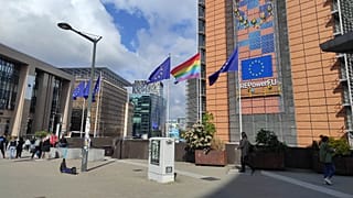 Szivárványos zászló az Európai Unió lobogói mellett a brüsszeli EU-negyedben 2023.05.17-én.