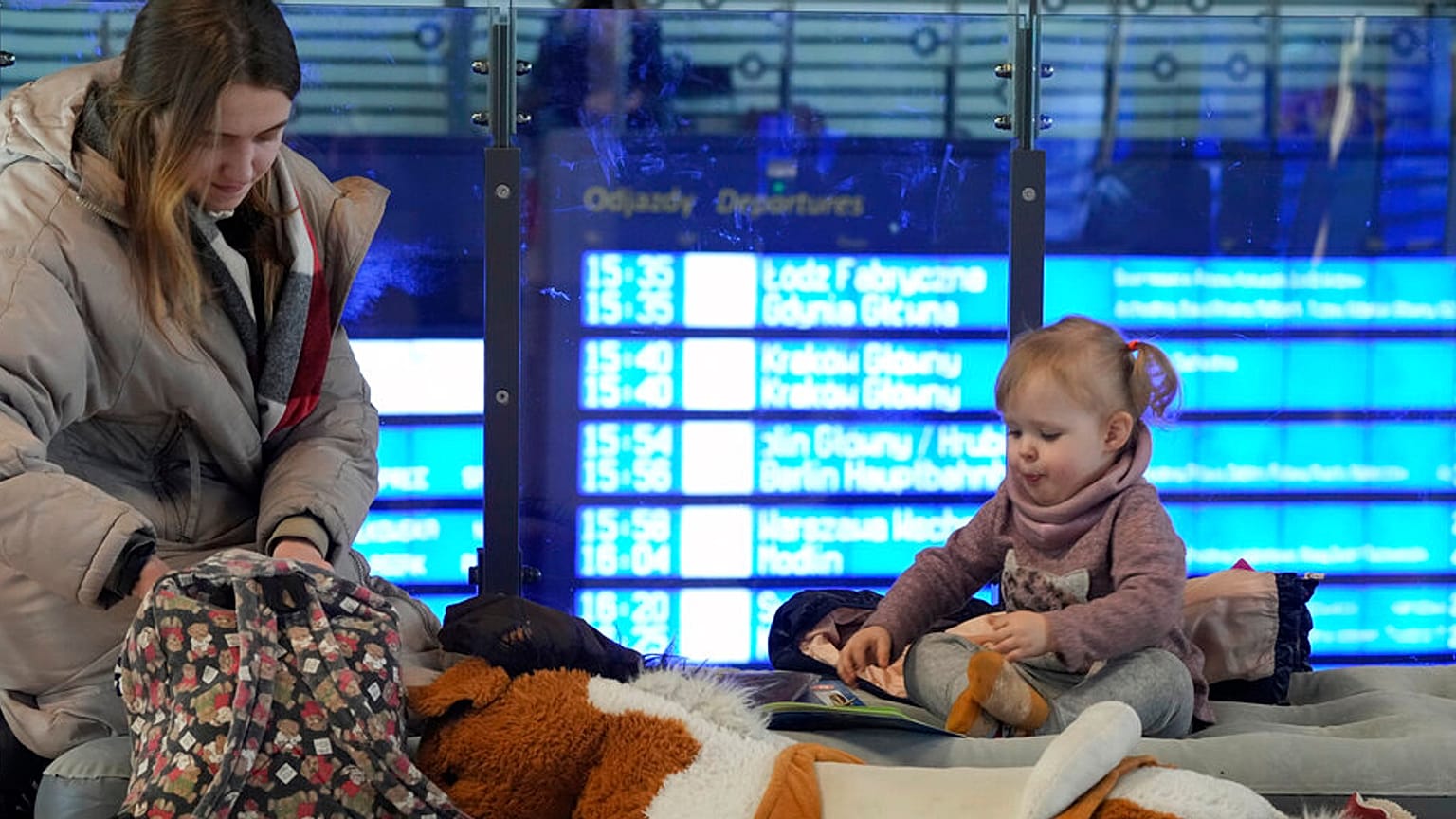 Polonya'ya geçen Ukraynalı bir mülteci kadın ve çocuğu (arşiv) 