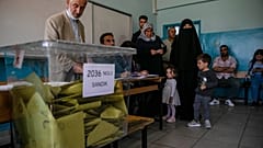 Πολίτες ψηφίζουν στο Ντιγιάρμπακιρ