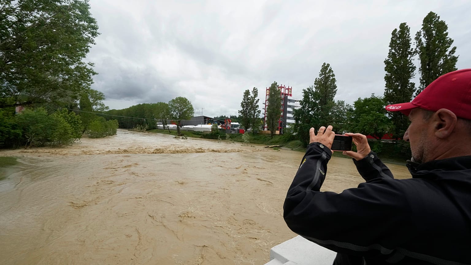 A megáradt Santerno folyó Imolában