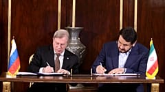 وزير النقل الإيراني مهرداد بذرپاش ونظيره الروسي فيتالي سافيلييف خلال التوقيع على الاتفاقية 