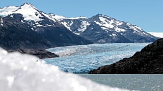 Olvadó chilei gleccser a Torres del Paine Nemzeti Parkban 2022. december 27-én.