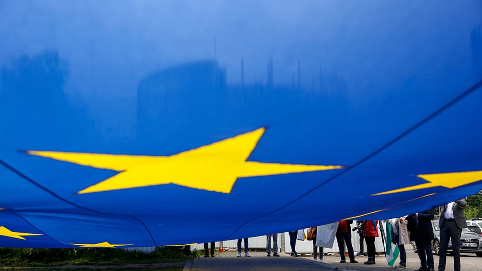 Uniós zászló az Európai Parlament székháza előtt Strasbourgban