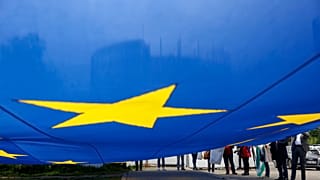 Uniós zászló az Európai Parlament székháza előtt Strasbourgban