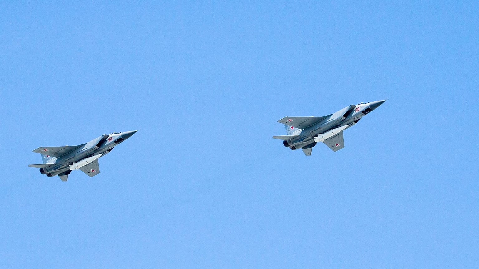 قاذفتان روسيتان من طراز ميغ-31 تحملان صاروخين من نوع كينجال [Kh-47M2] 