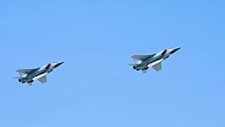 قاذفتان روسيتان من طراز ميغ-31 تحملان صاروخين من نوع كينجال [Kh-47M2] 
