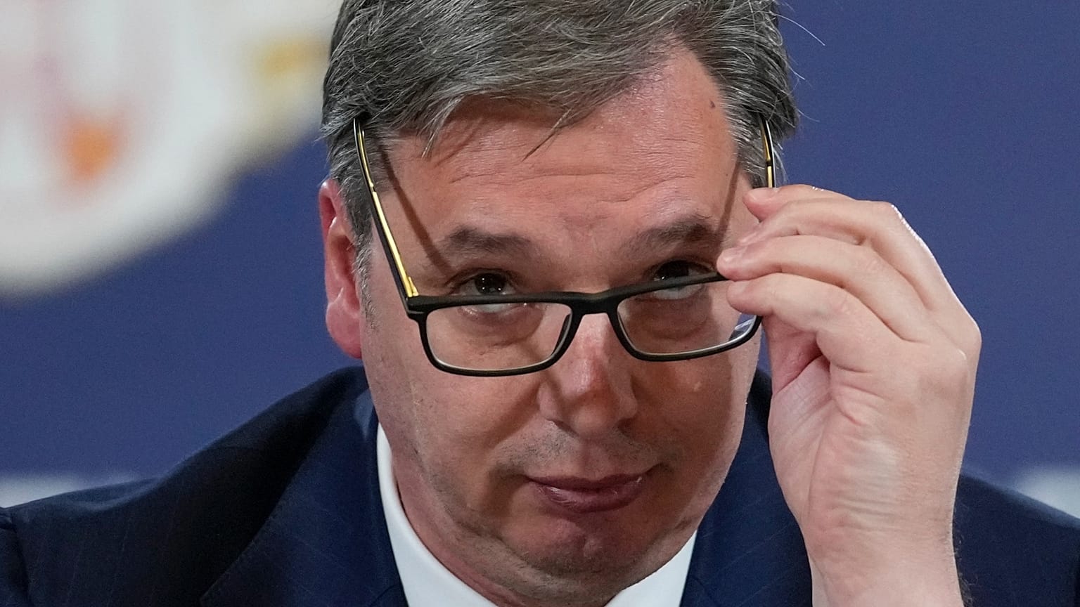 Aleksandar Vučić eg belgrádi sajtóértekezleten, 2023 áprilisában