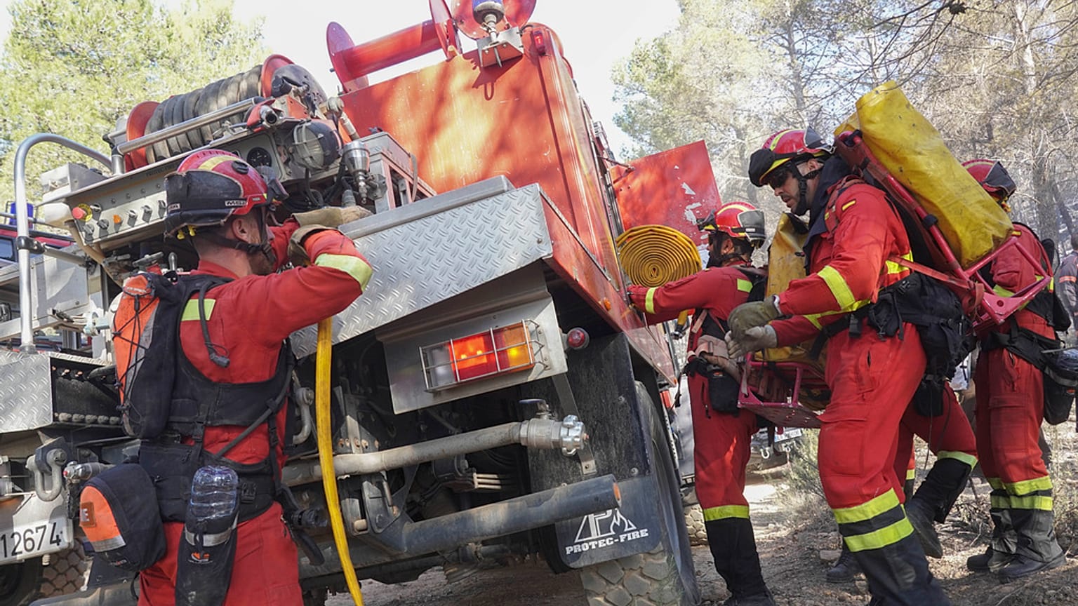 Ισπανοί πυροσβέστες κατά τη διάρκεια κατάσβεσης (φώτο αρχείου)