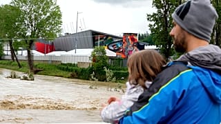 Család nézi a kiáradt folyót
