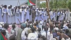 الاحتجاجات أمام الفندق في الخرطوم