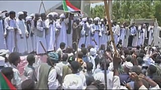 الاحتجاجات أمام الفندق في الخرطوم