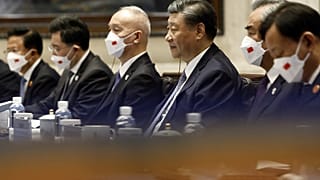 El presidente chino, Xi Jinping, asiste a una reunión con el presidente de Tayikistán