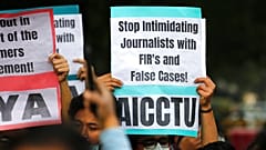 Manifestantes sostienen pancartas en apoyo a los periodistas y la libertad de expresión en Nueva Delhi, India, miércoles 3 de febrero de 2021. 