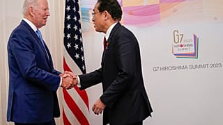 El presidente de Estados Unidos estrecha la mano, en su llegada al Hiroshima, al primer ministro japonés, Fumio Kishida.