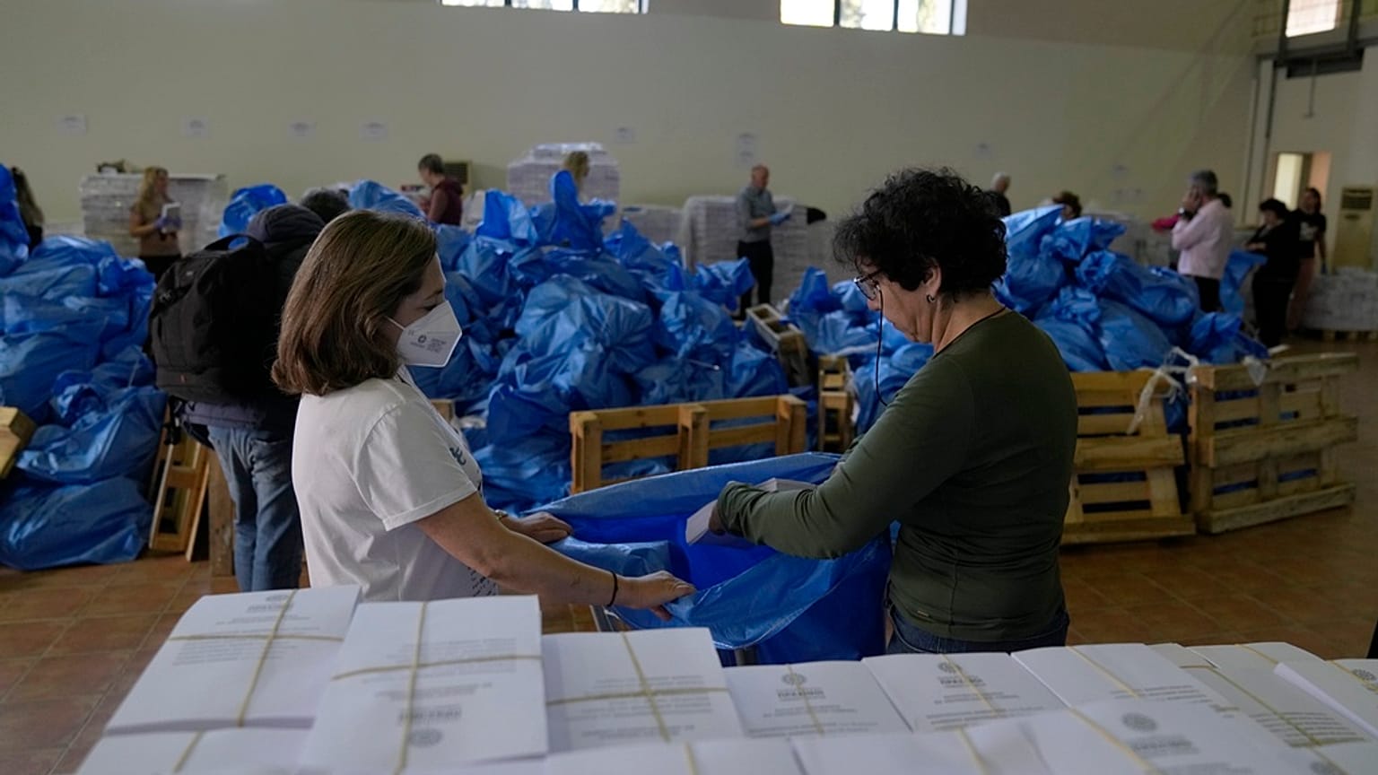 Παράδοση ψηφοδελτίων για τις βουλευτικές εκλογές