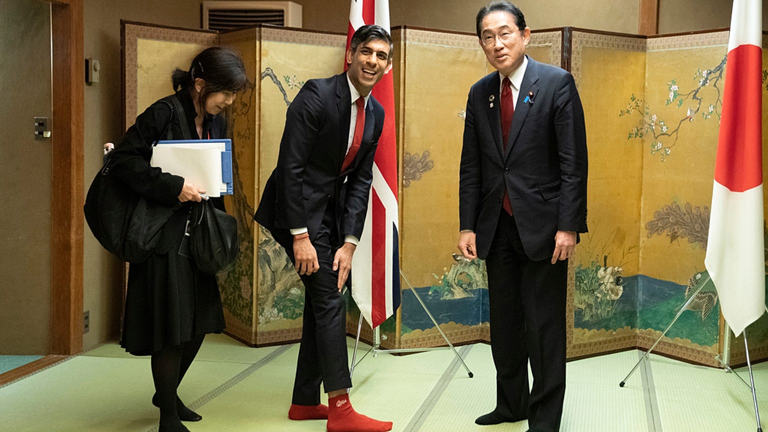 El primer ministro británico Rishi Sunak bromea con su homólogo japonés Fumio Kishida en Hiroshima