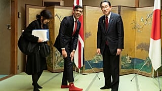 El primer ministro británico Rishi Sunak bromea con su homólogo japonés Fumio Kishida en Hiroshima