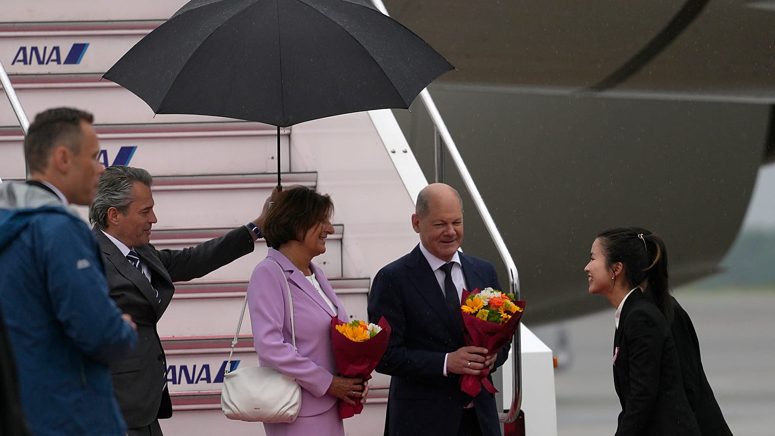 Olaf Scholz nach der Landung in Hiroshima am 18. Mai 2023