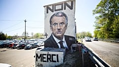 Cumhurbaşkanı Emmanuel Macron'un Hitler'e benzetildiği afişler için soruşturma