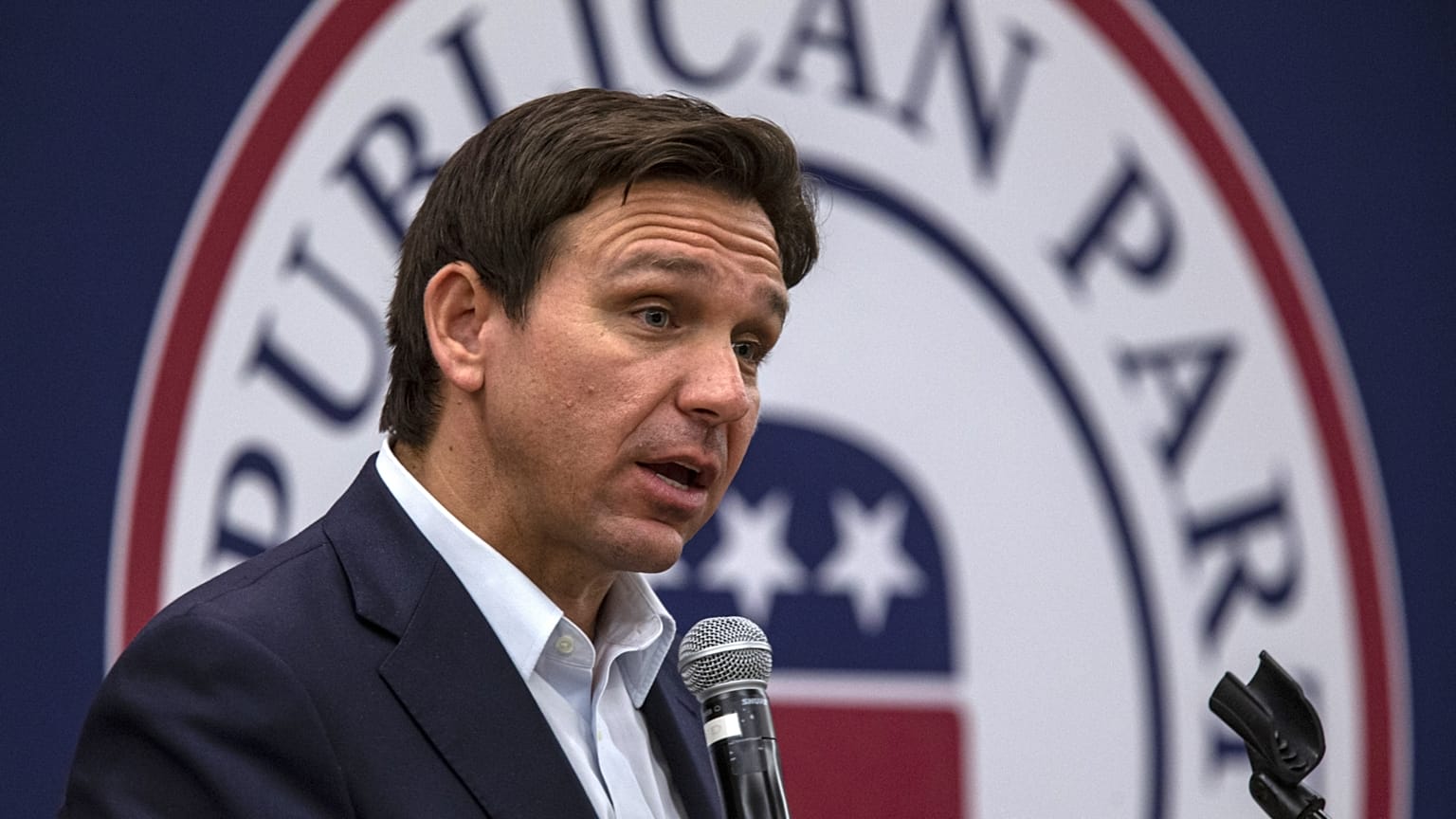 Ron DeSantis floridai kormányzó egy iowai republikánus gyűlésen