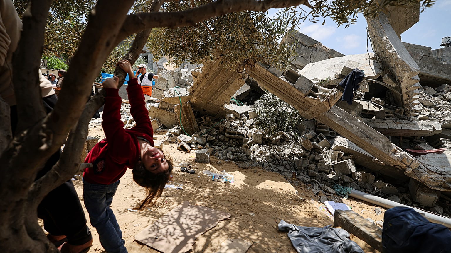 طفلة من عائلة نبهان الفلسطينية تلعب بالقرب من أنقاض منزلها في بيت لاهيا شمال قطاع غزة. 2023/05/15