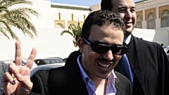 توفيق بوعشرين بعد خروجه من المحكمة في نهاية جلسة بالدار البيضاء في 1 أكتوبر / تشرين الأول 2009.