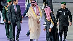 Der Vize-Gouverneur von Mekka, Prinz Badr Bin Sultan, an der Seite Assads in Dschidda am 18. Mai 2023