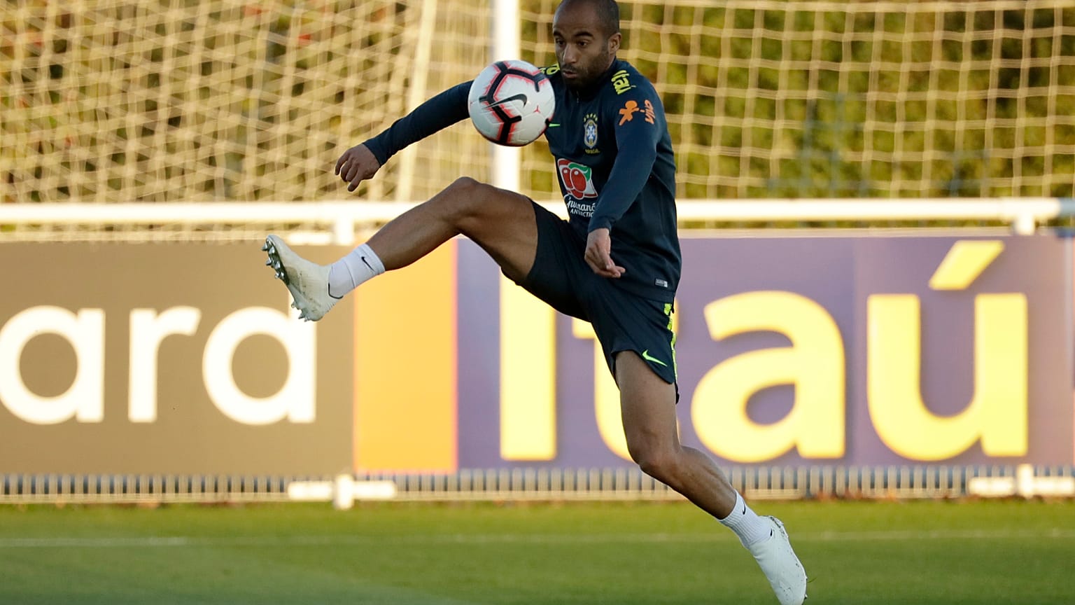البرازيلي لوكاس مورا يتحكم في الكرة خلال حصة تدريبية في ملعب  تدريب نادي توتنهام هوتسبير لكرة القدم في إنفيلد بإنجلترا. 2023/10/09