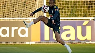 البرازيلي لوكاس مورا يتحكم في الكرة خلال حصة تدريبية في ملعب  تدريب نادي توتنهام هوتسبير لكرة القدم في إنفيلد بإنجلترا. 2023/10/09