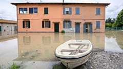 Вода окружает дом в районе недалеко от Болоньи, Италия, 18 мая 2023 года.