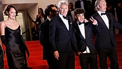 El actor Harrison Ford con los coprotagonistas de la película, entre ellos Phoebe Waller-Bridge
