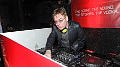 Andy Rourke pinchando en una fiesta. Otro de sus trabajos para sacar un dinero extra. 