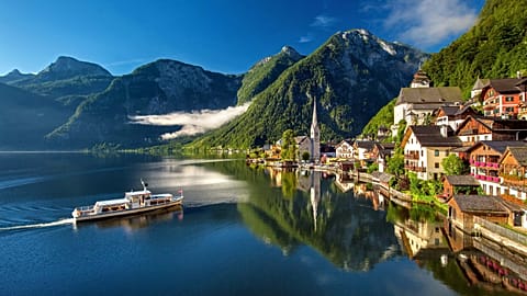 Die traditionellen Häuser, die Bergkulisse und der Kirchturm am See sollen als Inspiration für den Disney-Film Frozen gedient haben.